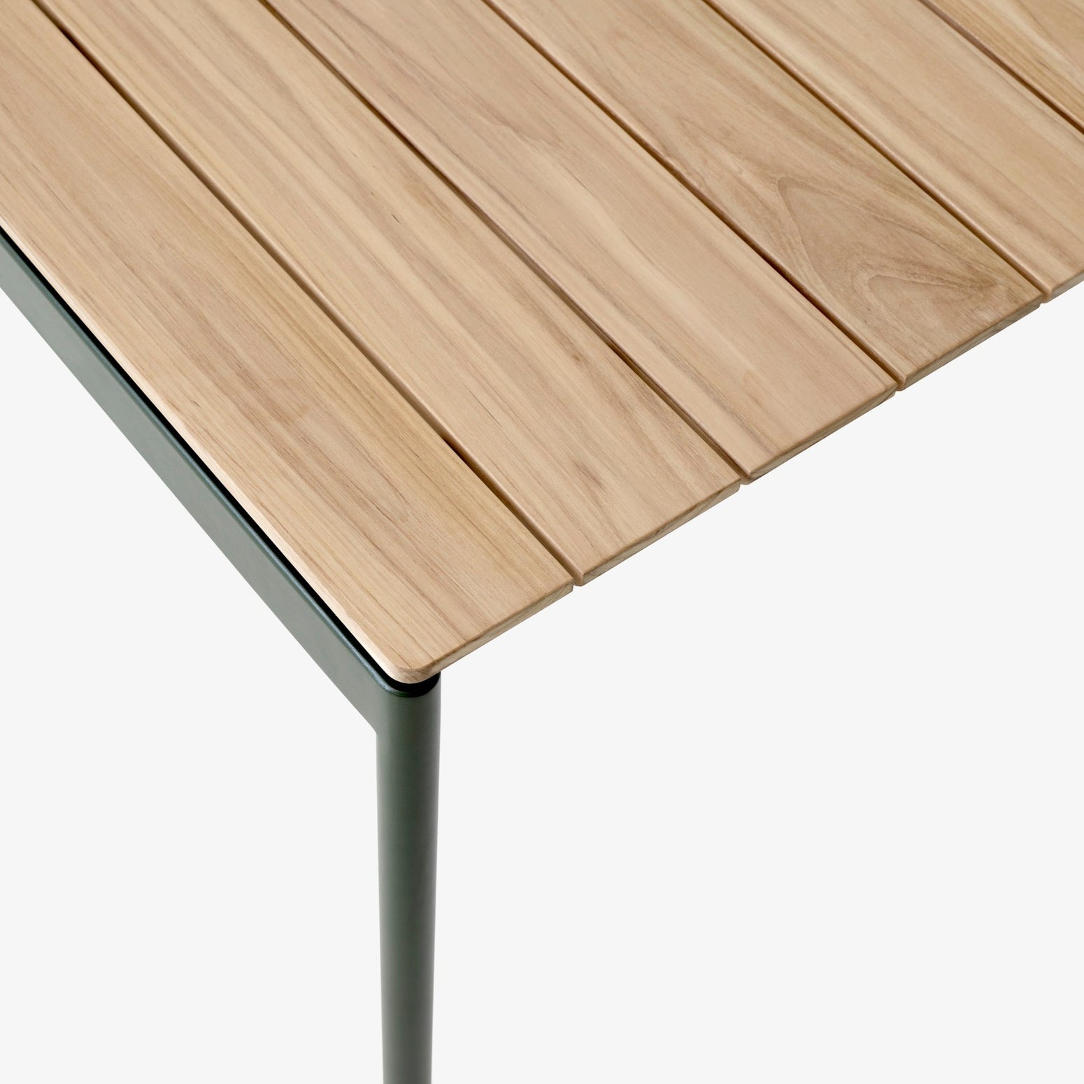 Spisebord Ville AV26 fra &tradition i størrelse 90x220 cm i fargen Bronze Green.
