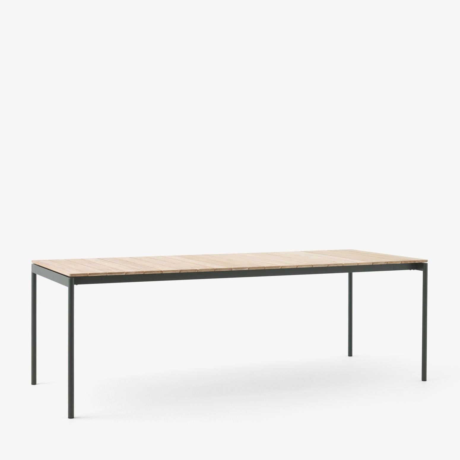 Spisebord Ville AV26 fra &tradition i størrelse 90x220 cm i fargen Bronze Green.