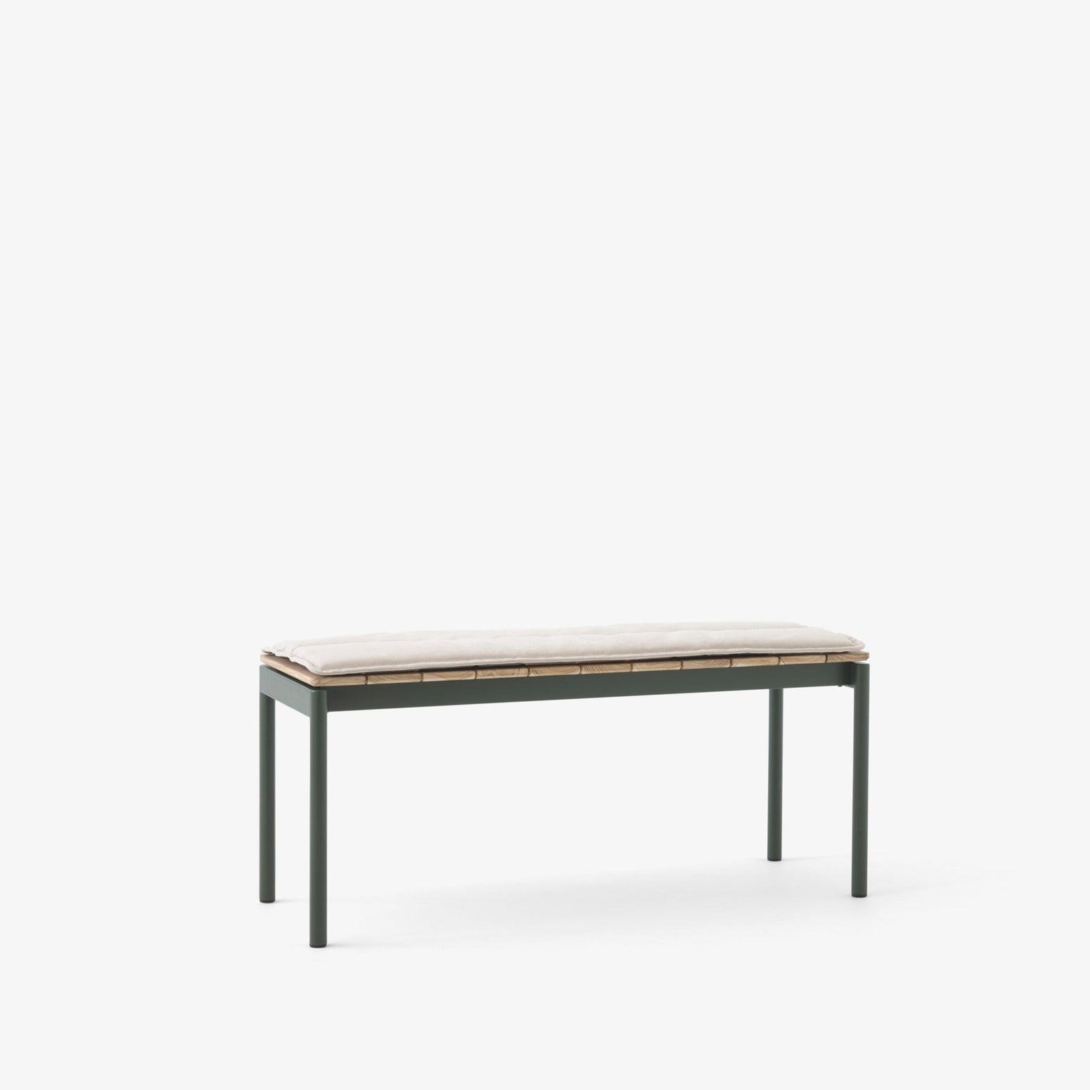 Benk Ville AV27 fra &tradition i størrelse 40x110 cm i fargen Bronze Green, med pute.