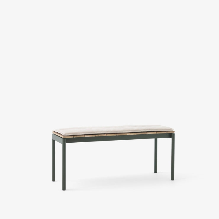 Benk Ville AV27 fra &tradition i størrelse 40x110 cm i fargen Bronze Green, med pute.