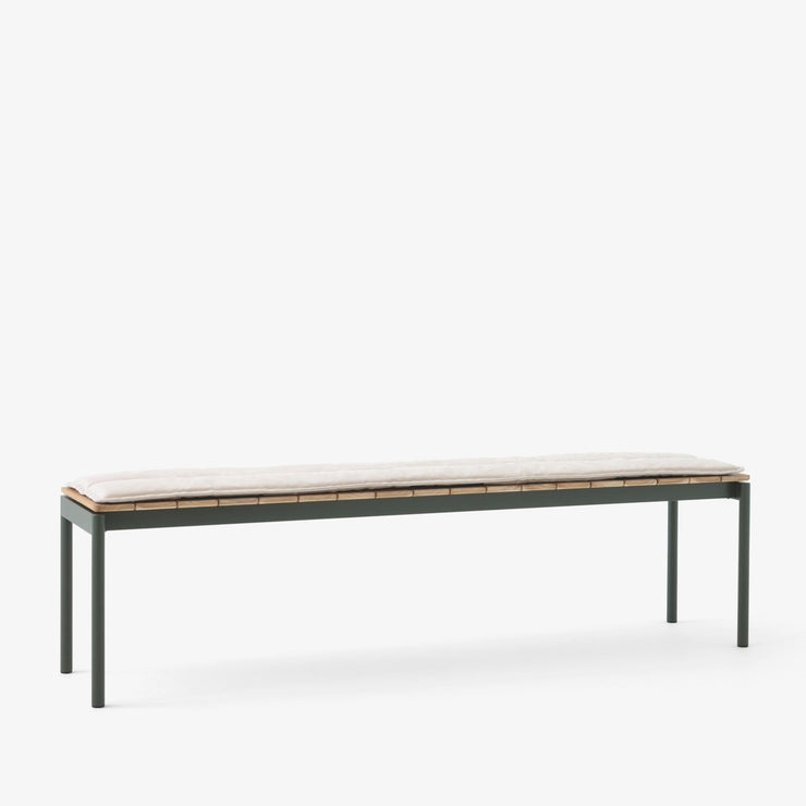 Benk Ville AV28 fra &tradition i størrelse 40x180 cm i fargen Bronze Green, med pute.