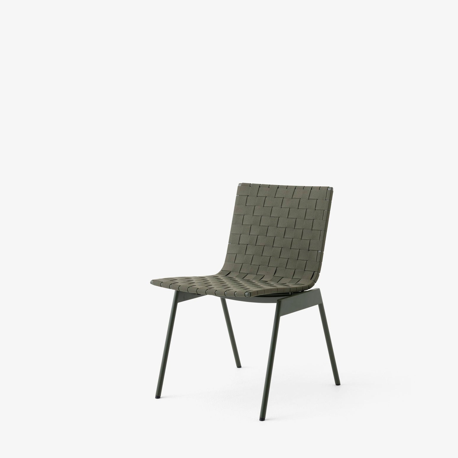 Spisestol Ville AV33 fra &tradition i fargen Bronze Green.