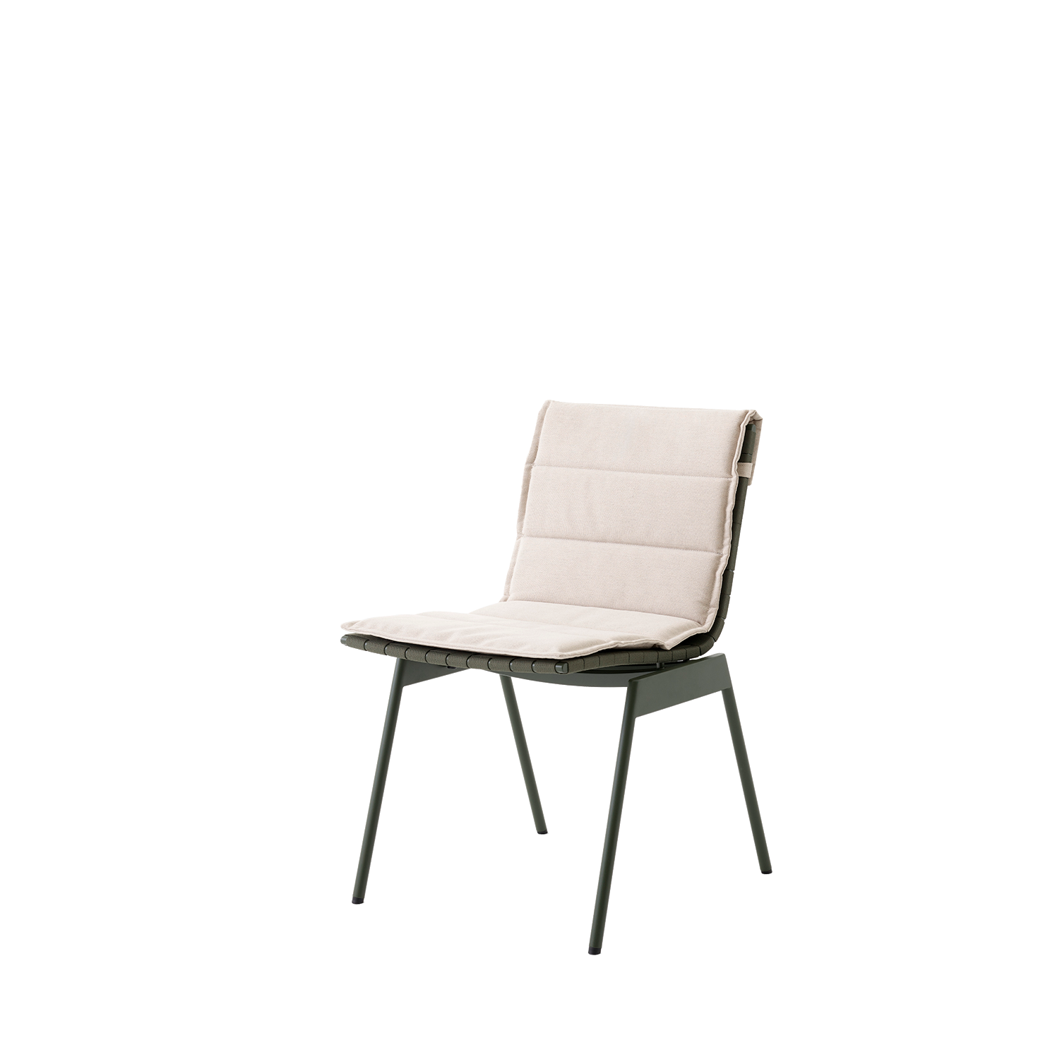 Puten passer perfekt til spisestolene i utemøbelkolleksjonen Ville fra &tradition, designet av den norske designduoen Anderssen & Voll. Puten er trukket i et nøytralt lyst tekstil, Heritage Papyrus, et flekk- og vannavstøtende akrylstoff der 50 % er resirkulert tekstil.