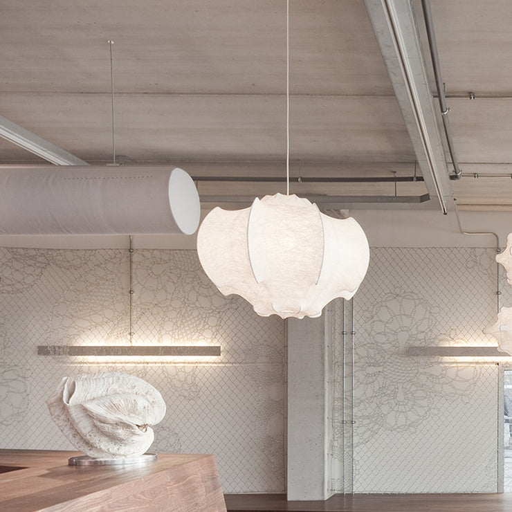 Taklampen Viscontea fra Flos avgir et mykt og behagelig lys og den skulpturelle, kokonglignende formen gjør den til et smykke i rommet! Denne taklampen er superfin i et trappeløp, over spisebordet, i stuen eller på soverommet.