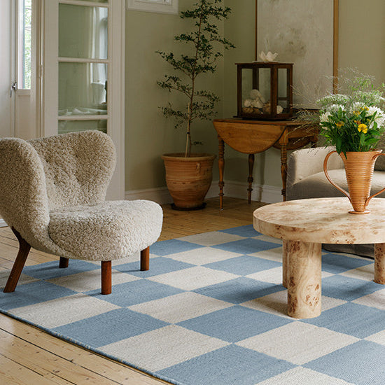 Ullteppe Chess fra Layered i fargen Cornflower Blue.