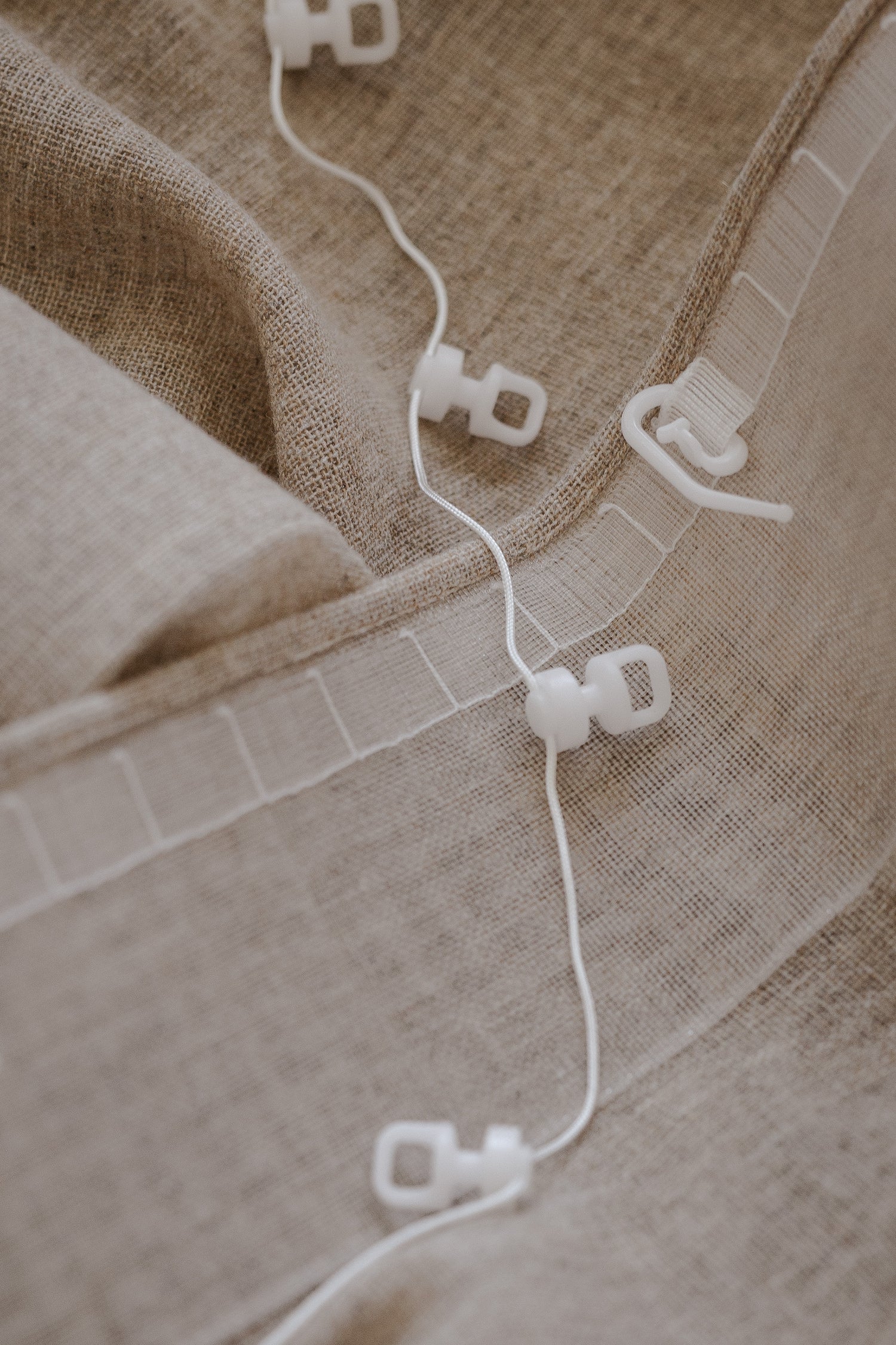 Wavegardiner må monteres i takskinne. Kjøp glidere med riktig antall fester. Det er disse du hekter krokene i. 