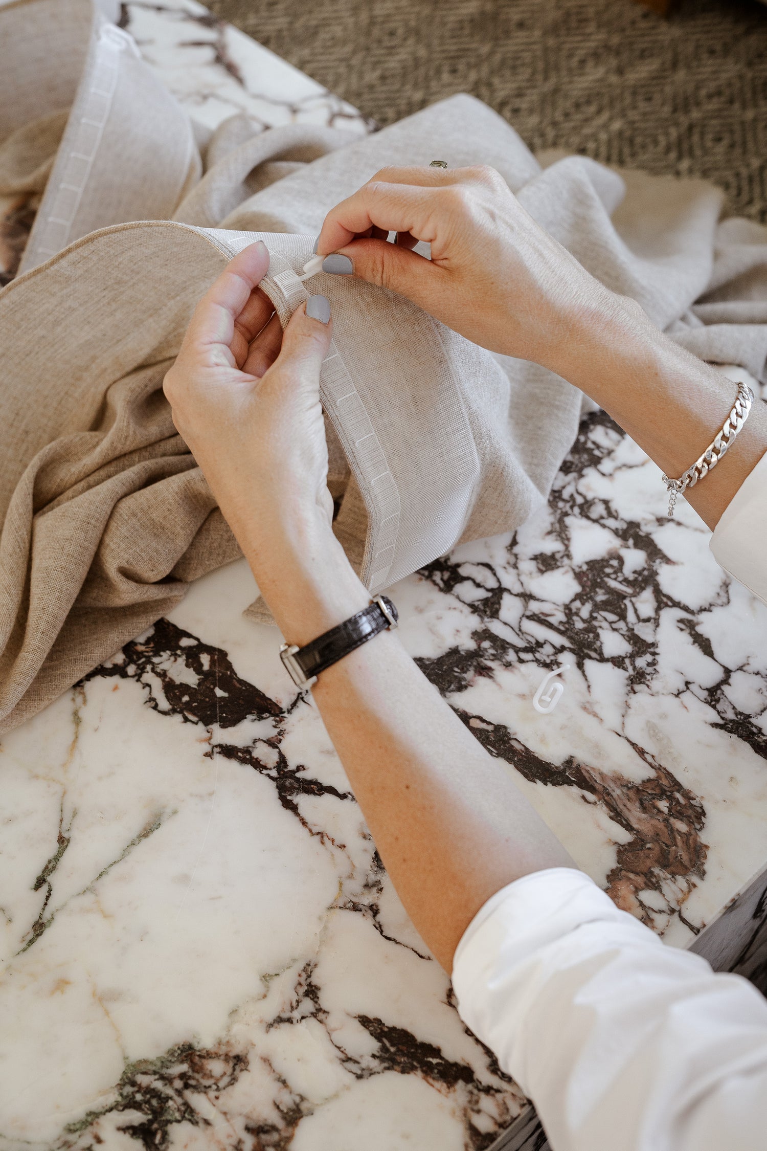 Dette er enkle gardinkroker i plast som hektes enkelt på gardinen i de merkede feltene på gardinbåndet.