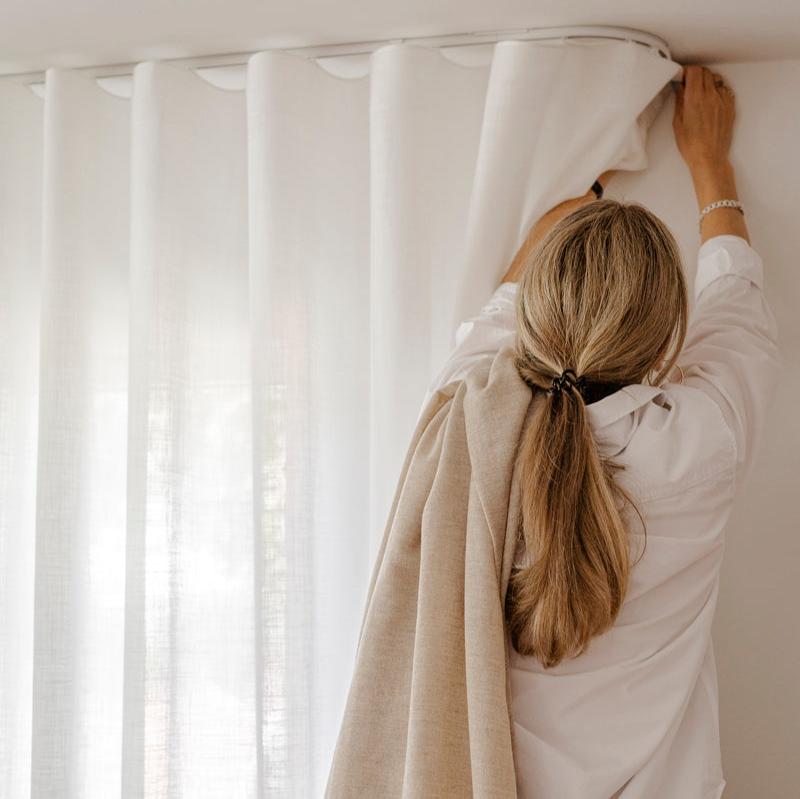 Wavegardin tynn lin Elegant i takskinne. Hvit gardin mot hvite vegger. 