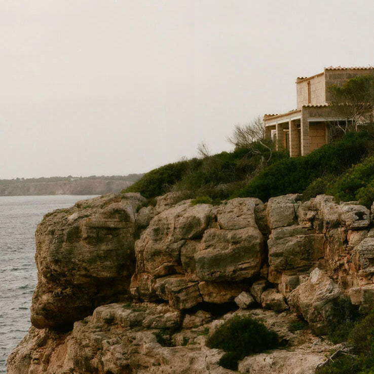 Can Lis er navnet på familiehjemmet til arkitekten Jørn Utzon, som han bygde for sin kone Lis og seg selv på den spanske øya Mallorca. Ferm Living x Utzon - Can Lis er en samarbeidskolleksjon inspirert av hjemmets vakre samspill mellom natur og design. Hvert element i kolleksjonen formidler en historie om stolt håndverkstradisjon som gjenspeiler Utzons unike designfilosofi.