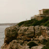 Can Lis er navnet på familiehjemmet til arkitekten Jørn Utzon, som han bygde for sin kone Lis og seg selv på den spanske øya Mallorca. Ferm Living x Utzon - Can Lis er en samarbeidskolleksjon inspirert av hjemmets vakre samspill mellom natur og design. Hvert element i kolleksjonen formidler en historie om stolt håndverkstradisjon som gjenspeiler Utzons unike designfilosofi.