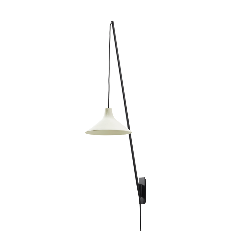 Vegglampen White Seam fra Serax er designet av den nederlandske designeren Seppe Van Heusden som bruker materialitet og håndverksdetaljer til å skape møbler, lamper og objekter som uttrykker en egen ro. Og denne vegglampen synes vi gjør nettopp det!