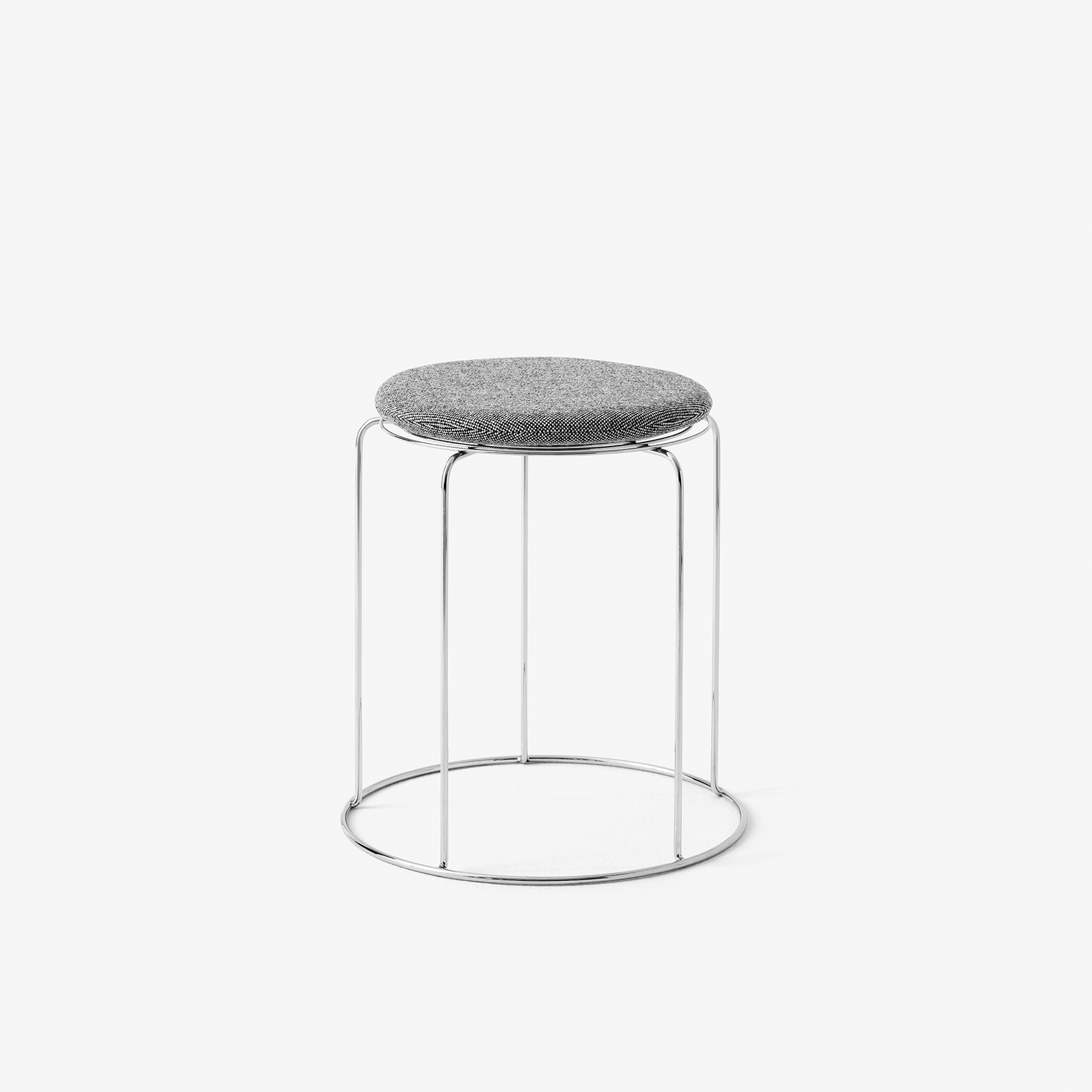 Krakken Wire Stool VP11 fra &tradition med grå sittepute trukket i tekstilet Hallingdal 126.
