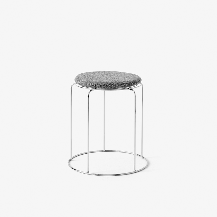 Krakken Wire Stool VP11 fra &tradition med grå sittepute trukket i tekstilet Hallingdal 126.