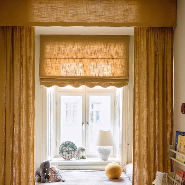 Gi vinduene og gardinene dine en elegant innramming med en skreddersydd vakker takmontert gardinkappe i vevd lin fra Gotain. Gardinkappen blir et vakkert dekorativt element i innredningen og er i tillegg veldig praktisk om du ønsker å skjule en mindre pen gardinskinne, skjevheter og annet rot. Det finnes også liftgardiner med bølgekant fra Gotain som er fantastisk fine i samspill med gardinkappen.