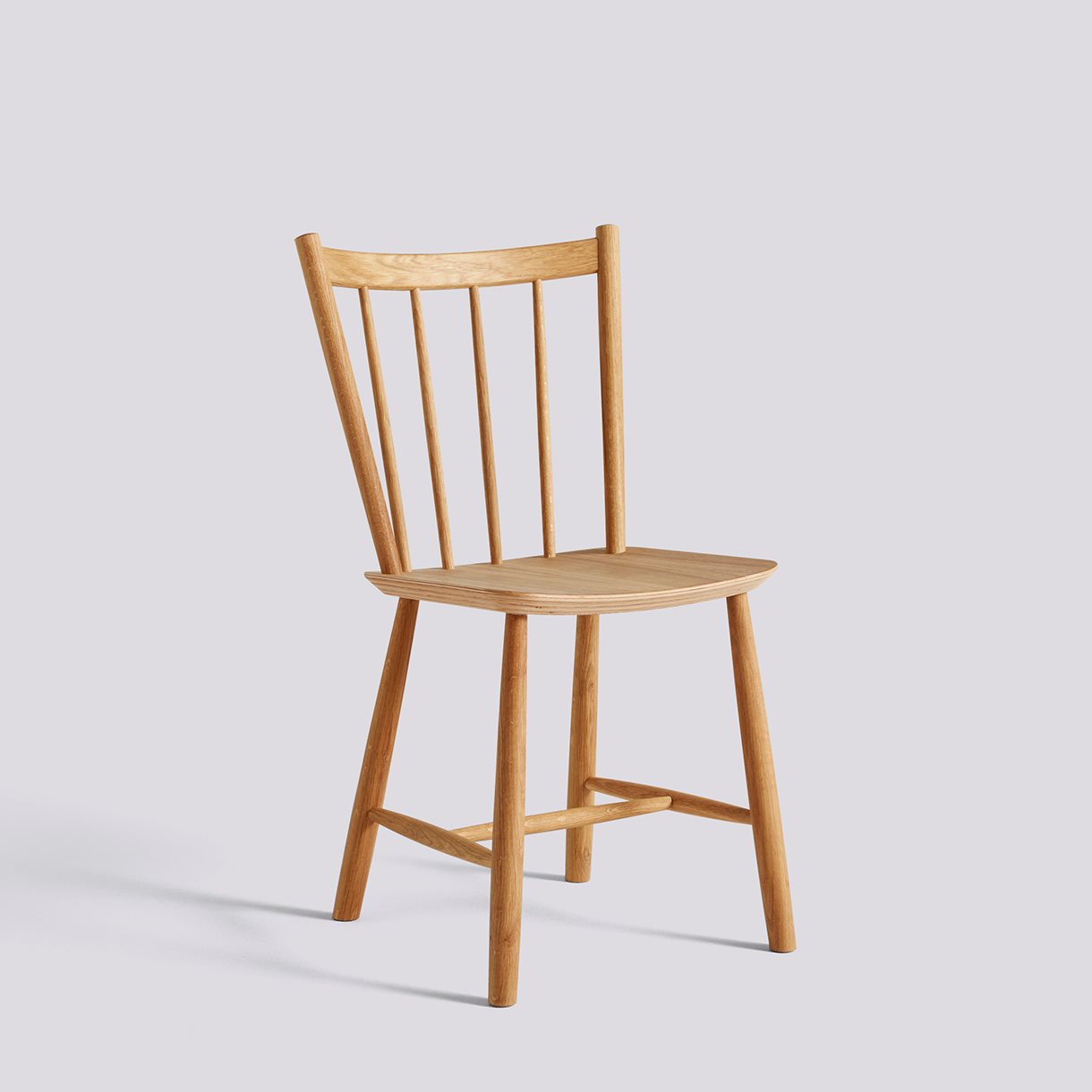 Spisestolen J41 Chair fra Hay i oljet eik.
