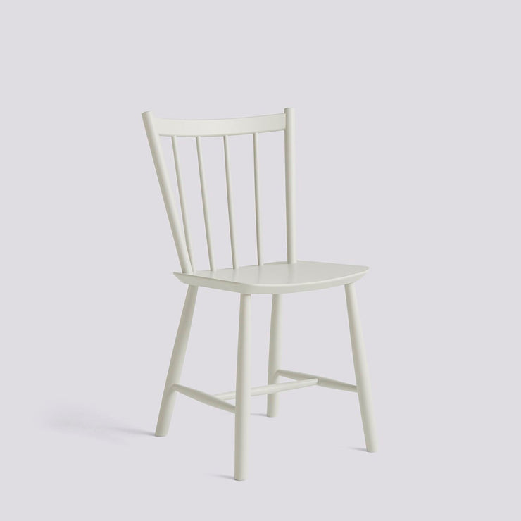 Spisestolen J41 Chair fra Hay i varmgrå bøk.