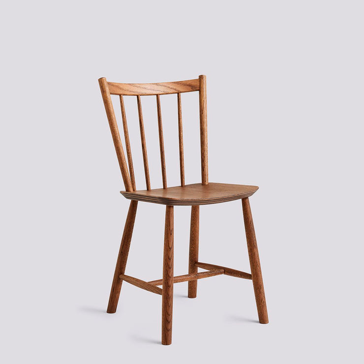 Spisestolen J41 Chair fra Hay i mørkoljet eik.