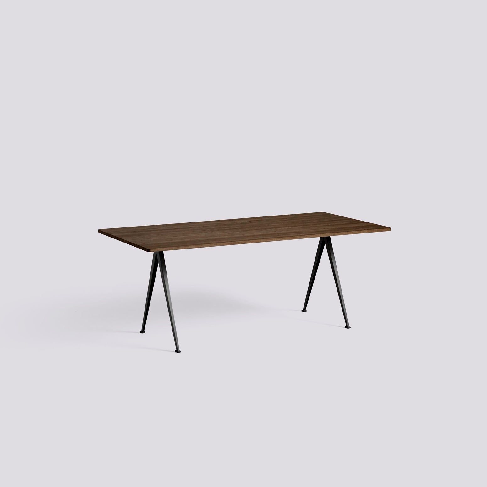 Spisebordet Pyramide Table 02 fra Hay med svart understell og bordplate i røkt oljet massiv eik.