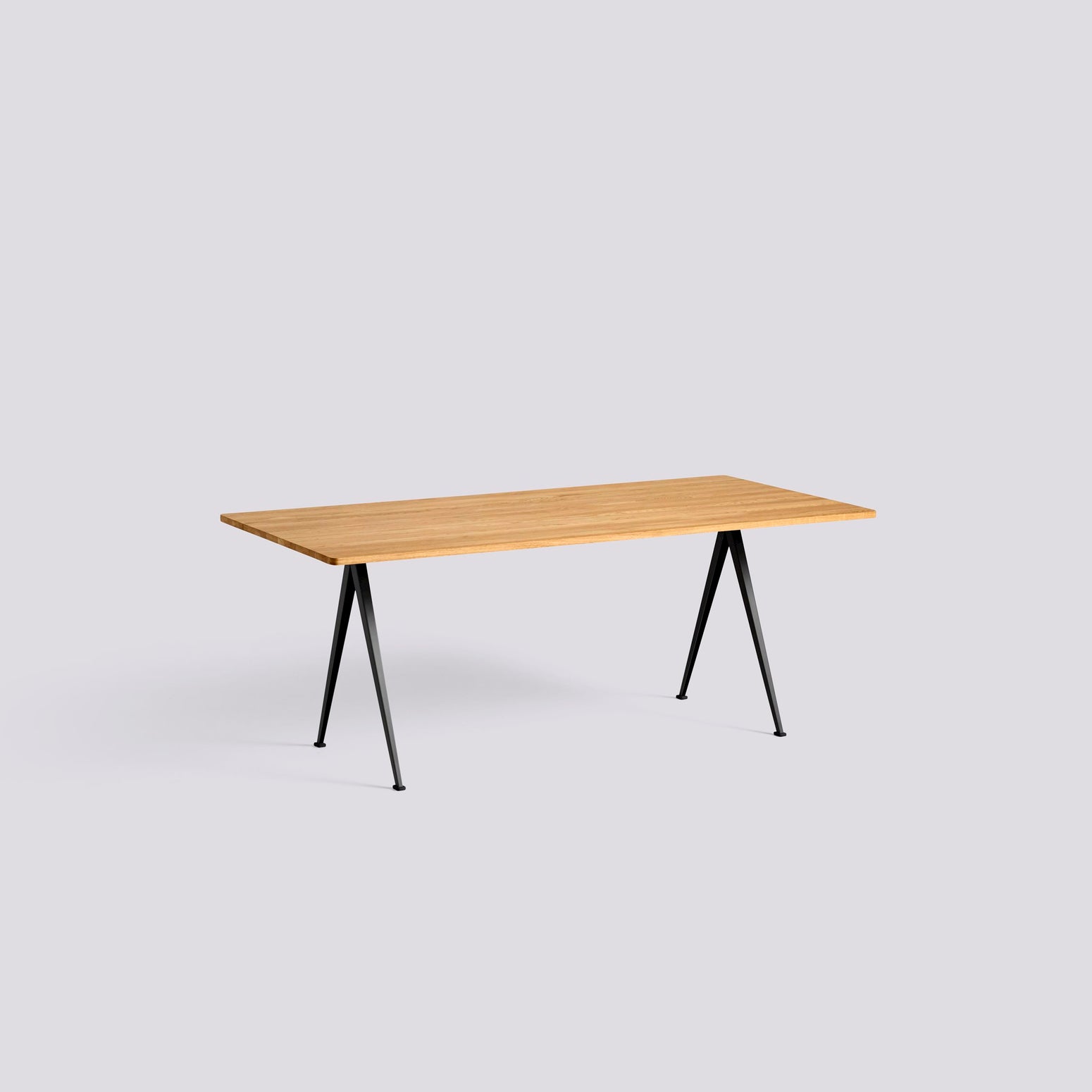 Spisebordet Pyramide Table 02 fra Hay med svart understell og bordplate i lakkert massiv eik. 