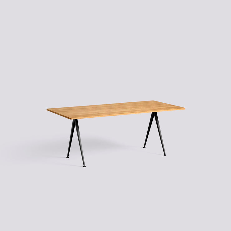 Spisebordet Pyramide Table 02 fra Hay med svart understell og bordplate i lakkert massiv eik. 