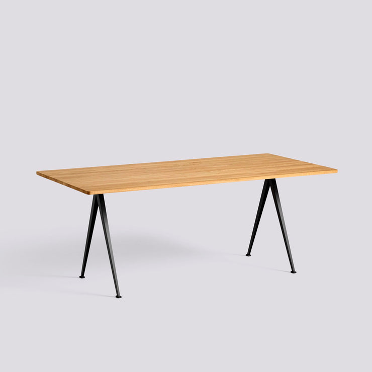 Spisebordet Pyramide Table 02 fra Hay med svart understell og bordplate i lakkert massiv eik. 