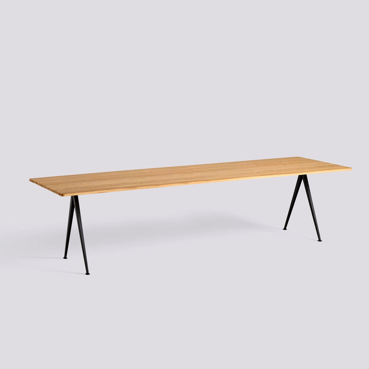 Spisebordet Pyramide Table 02 fra Hay med svart understell og bordplate i lakkert massiv eik. 