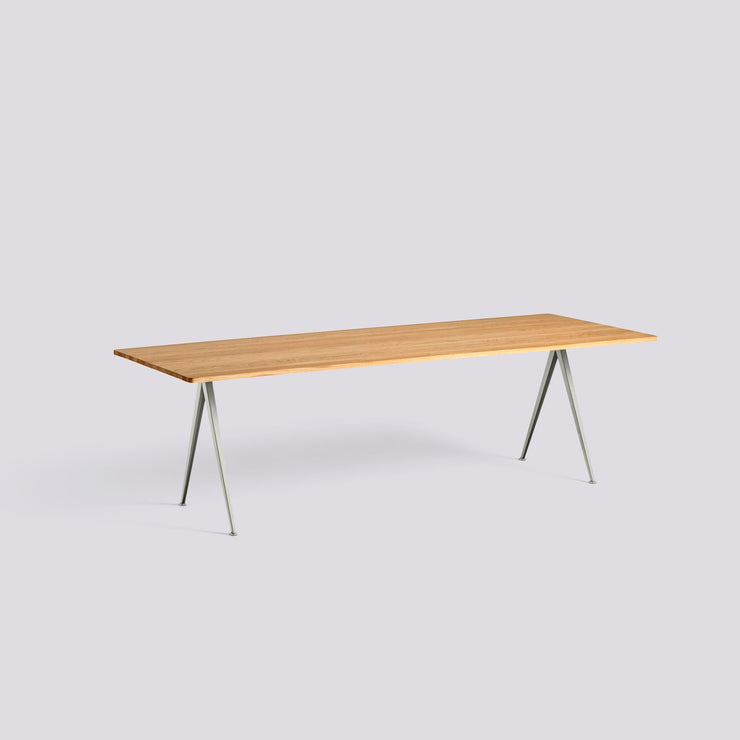 Spisebordet Pyramide Table 02 fra Hay med beige understell og bordplate i lakkert massiv eik. 