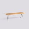 Spisebordet Pyramide Table 02 fra Hay med beige understell og bordplate i lakkert massiv eik. 