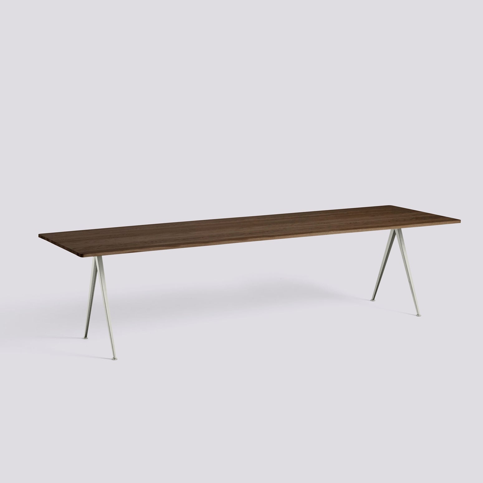 Spisebordet Pyramide Table 02 fra Hay med beige understell og bordplate i røkt oljet massiv eik.