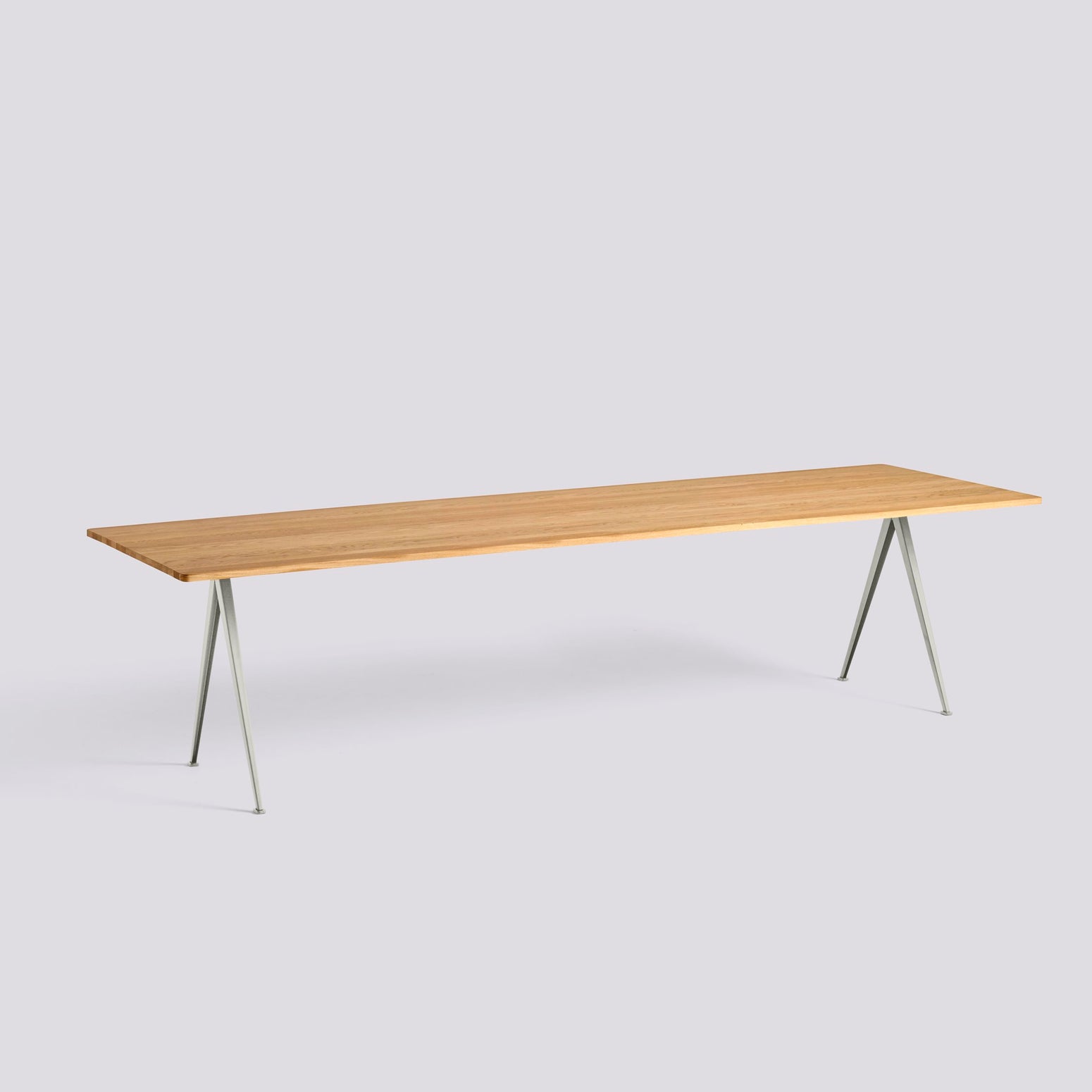 Spisebordet Pyramide Table 02 fra Hay med beige understell og bordplate i lakkert massiv eik. 