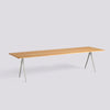Spisebordet Pyramide Table 02 fra Hay med beige understell og bordplate i lakkert massiv eik. 