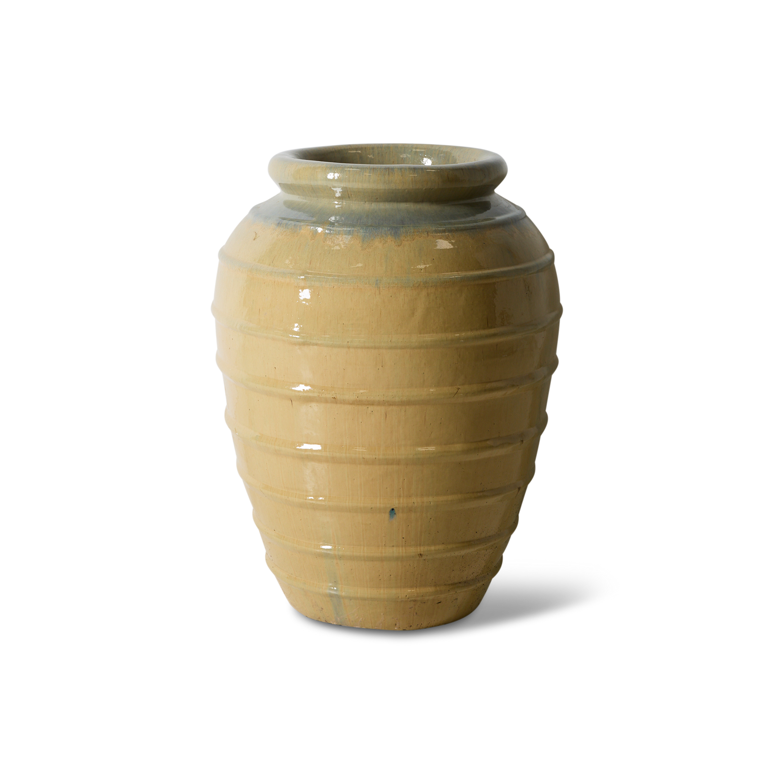 Gulvvasen er laget av keramikk av høy kvalitet og har en raffinert silhuett, med en teksturert glasert overflate. Merk at den ikke bør brukes innendørs om du skal ha jord / planter i.