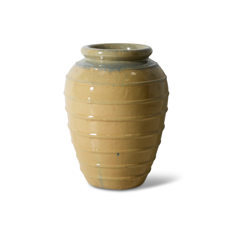 Gulvvasen er laget av keramikk av høy kvalitet og har en raffinert silhuett, med en teksturert glasert overflate. Merk at den ikke bør brukes innendørs om du skal ha jord / planter i.