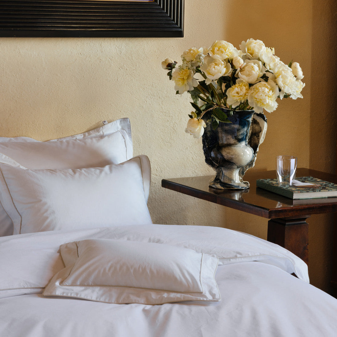 Den lette og glatte teksturen i putetrekket Allegro fra Mille Notti gir en herlig kjølig følelse som mange kjenner igjen fra hotellkomfort, og holder seg både slitesterkt og komfortabelt, vask etter vask. 