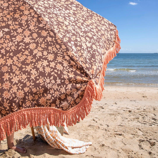 Se for deg denne på stranden... Med sin generøse størrelse gir den masse behagelig skygge til store og små.