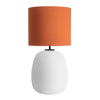 Oransje lampeskjerm: Bordlampe Austra fra Hadeland Glassverk med hvit matt lampefot i glass, oransje tekstilskjerm og svarte detaljer.