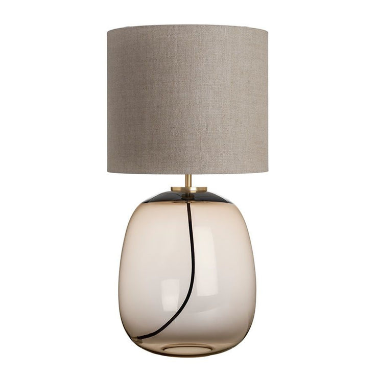 Beige lampeskjerm: Bordlampe Austra fra Hadeland Glassverk med lampefot i brunt glass, beige tekstilskjerm og messingdetaljer.
