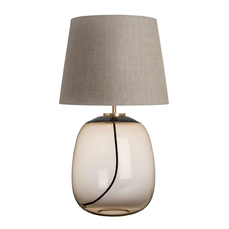 Beige lampeskjerm: Bordlampe Austra fra Hadeland Glassverk med lampefot i brunt glass, beige vinklet tekstilskjerm og messingdetaljer.