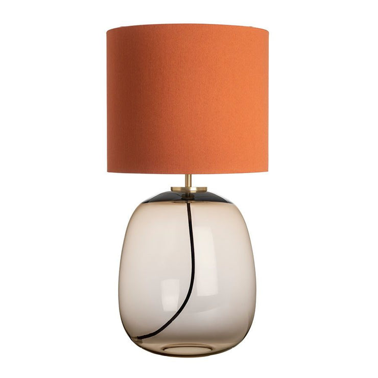 Oransje lampeskjerm: Bordlampe Austra fra Hadeland Glassverk med lampefot i brunt glass, oransje tekstilskjerm og messingdetaljer.