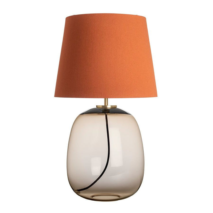 Oransje lampeskjerm: Bordlampe Austra fra Hadeland Glassverk med lampefot i brunt glass, oransje vinklet tekstilskjerm og messingdetaljer.