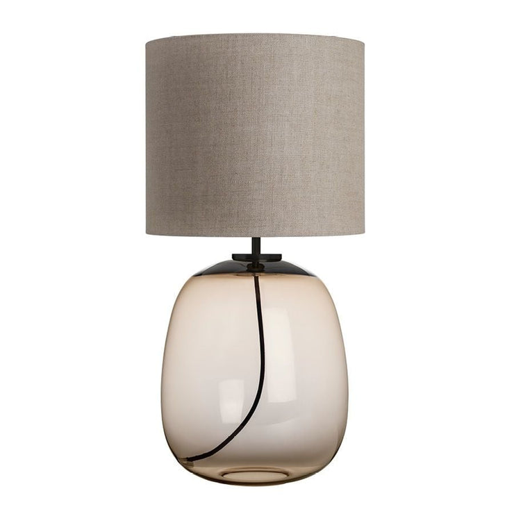 Beige lampeskjerm: Bordlampe Austra fra Hadeland Glassverk med lampefot i brunt glass, beige tekstilskjerm og svarte detaljer.