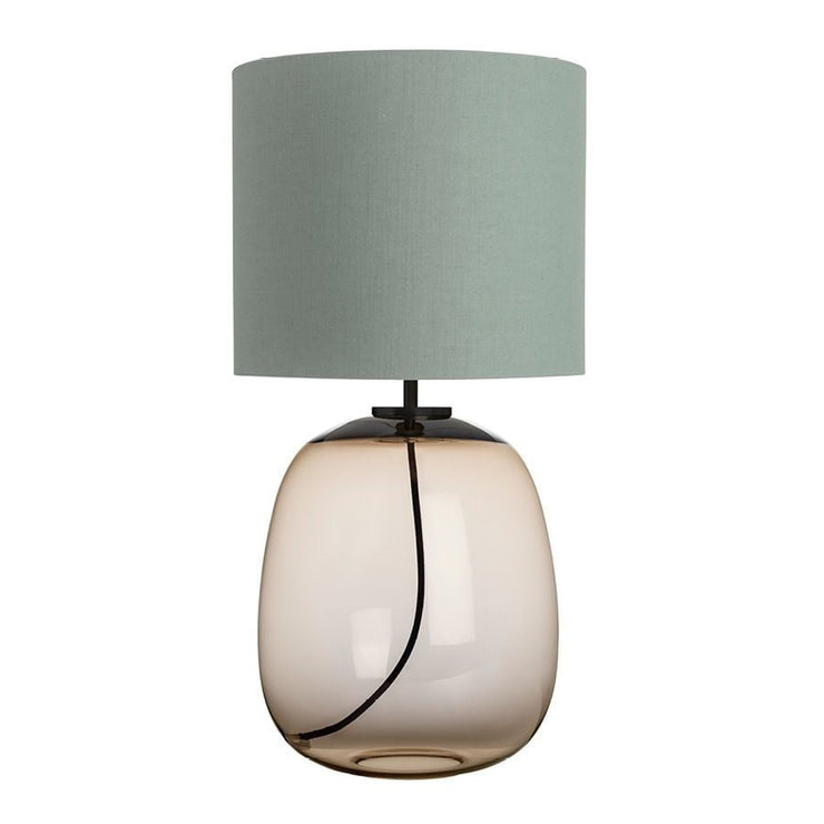 Blågrønn lampeskjerm: Bordlampe Austra fra Hadeland Glassverk med lampefot i brunt glass, blågrønn tekstilskjerm og svarte detaljer.