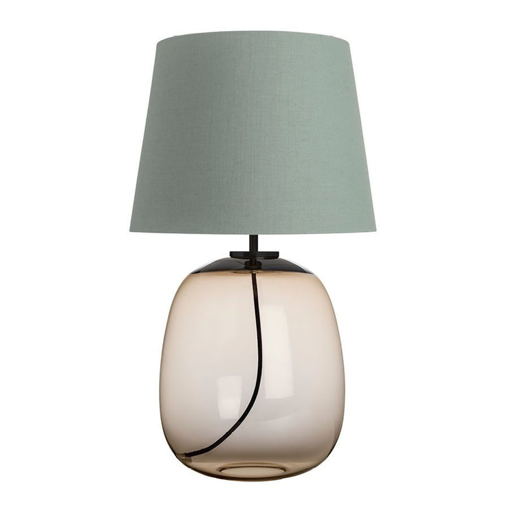 Blågrønn lampeskjerm: Bordlampe Austra fra Hadeland Glassverk med lampefot i brunt glass, blågrønn vinklet tekstilskjerm og svarte detaljer.