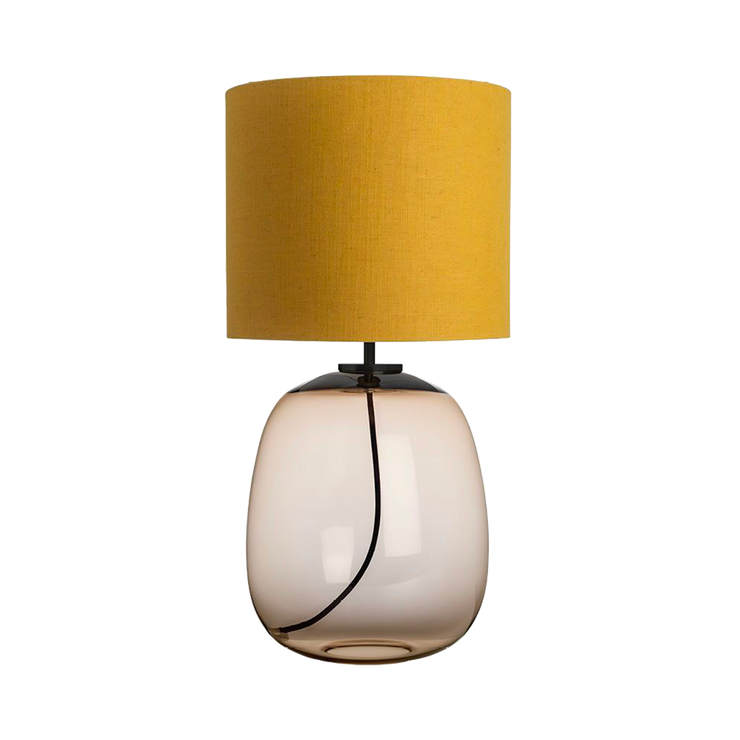 Gul lampeskjerm: Bordlampe Austra fra Hadeland Glassverk med lampefot i brunt glass, gul tekstilskjerm og svarte detaljer.