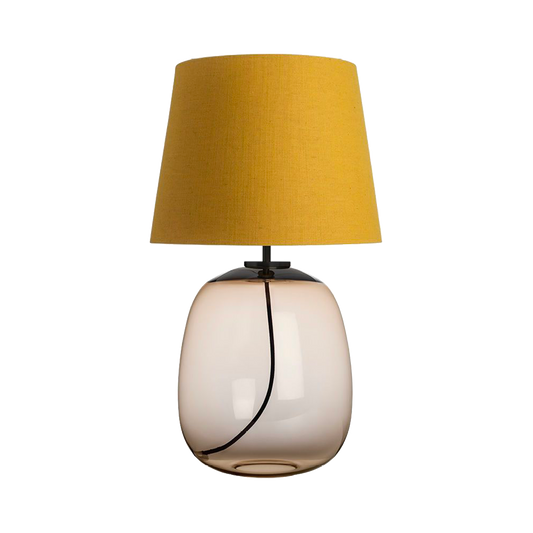 Gul lampeskjerm: Bordlampe Austra fra Hadeland Glassverk med lampefot i brunt glass, gul vinklet tekstilskjerm og svarte detaljer.