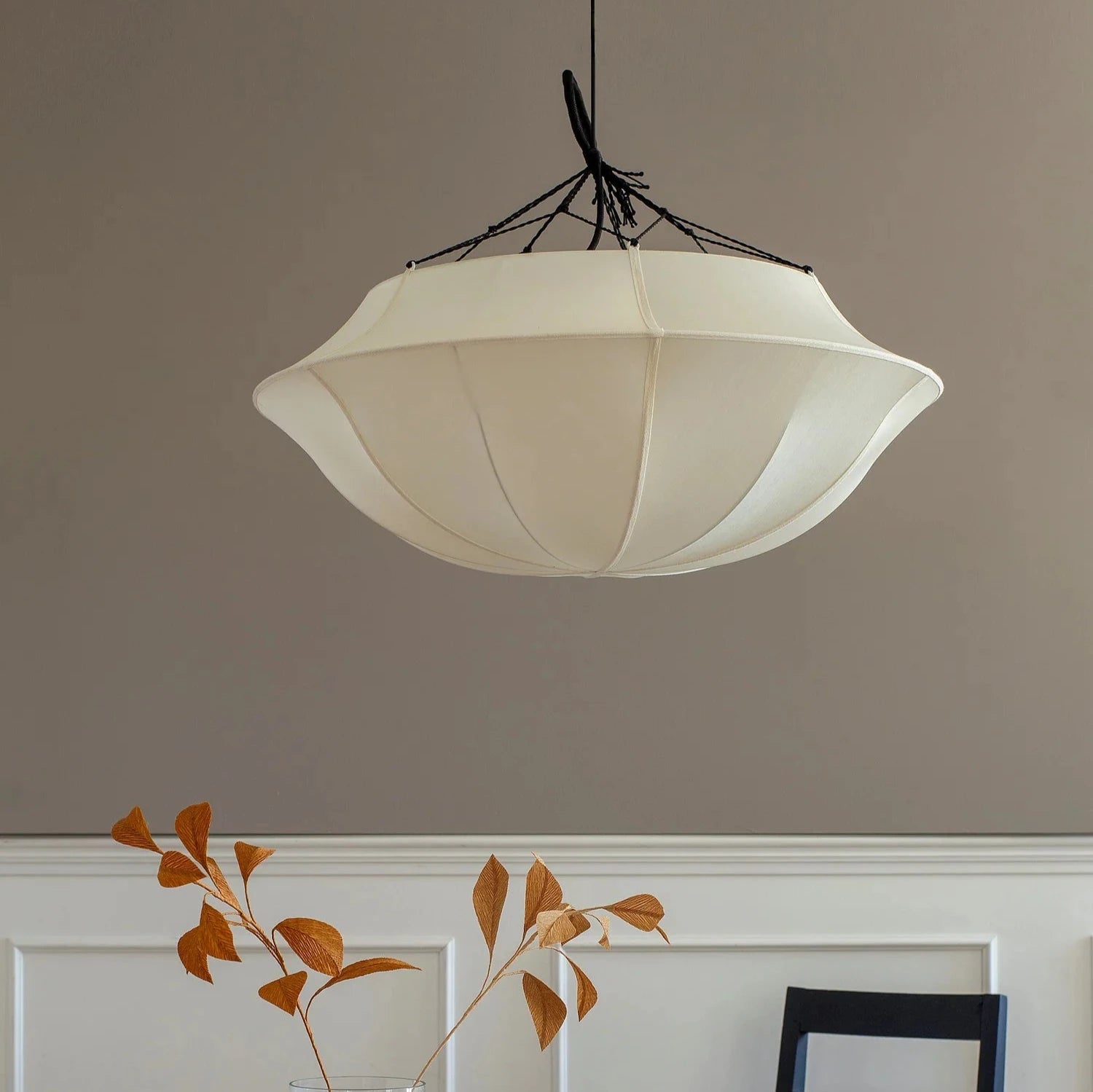 Den paraplyinspirerte formen til Indochina Umbrella sprer et mykt lys, og skaper en lun og luftig atmosfære i rommet. Med sitt unike design gir lampen både dybde og karakter til interiøret.