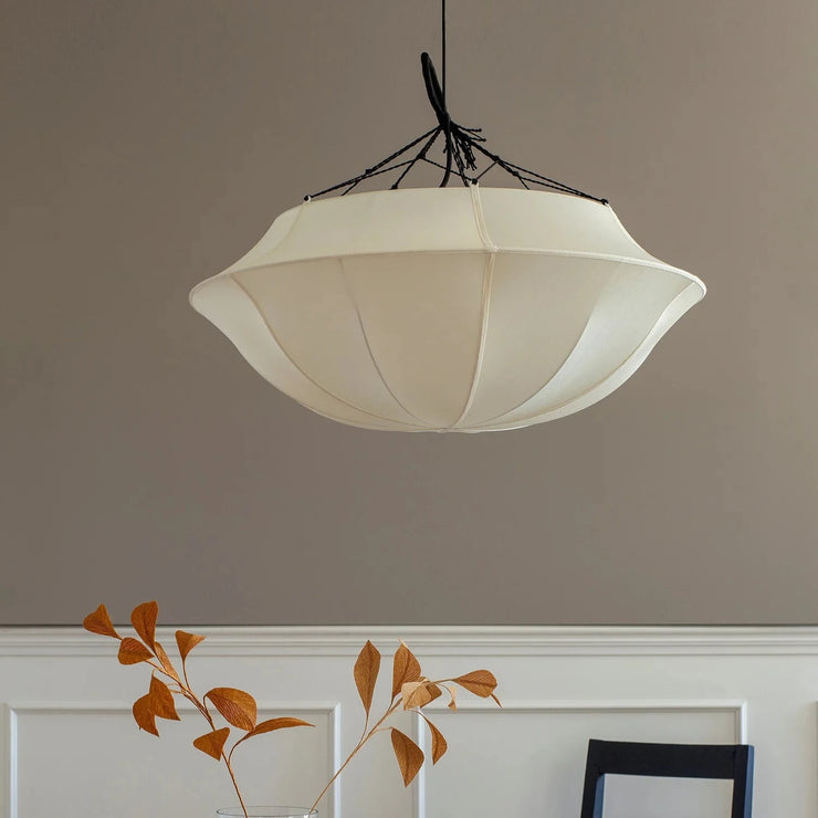 Den paraplyinspirerte formen til Indochina Umbrella sprer et mykt lys, og skaper en lun og luftig atmosfære i rommet. Med sitt unike design gir lampen både dybde og karakter til interiøret.