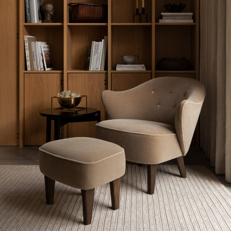 Lenestolen Ingeborg Lounge Chair fra Audo Copenhagen har et elegant formspråk som vi liker godt. Dette er i tillegg en nett lenestol som ikke tar opp for mye plass! Ønsker du litt ekstra komfort finnes det også en puff i samme serie.