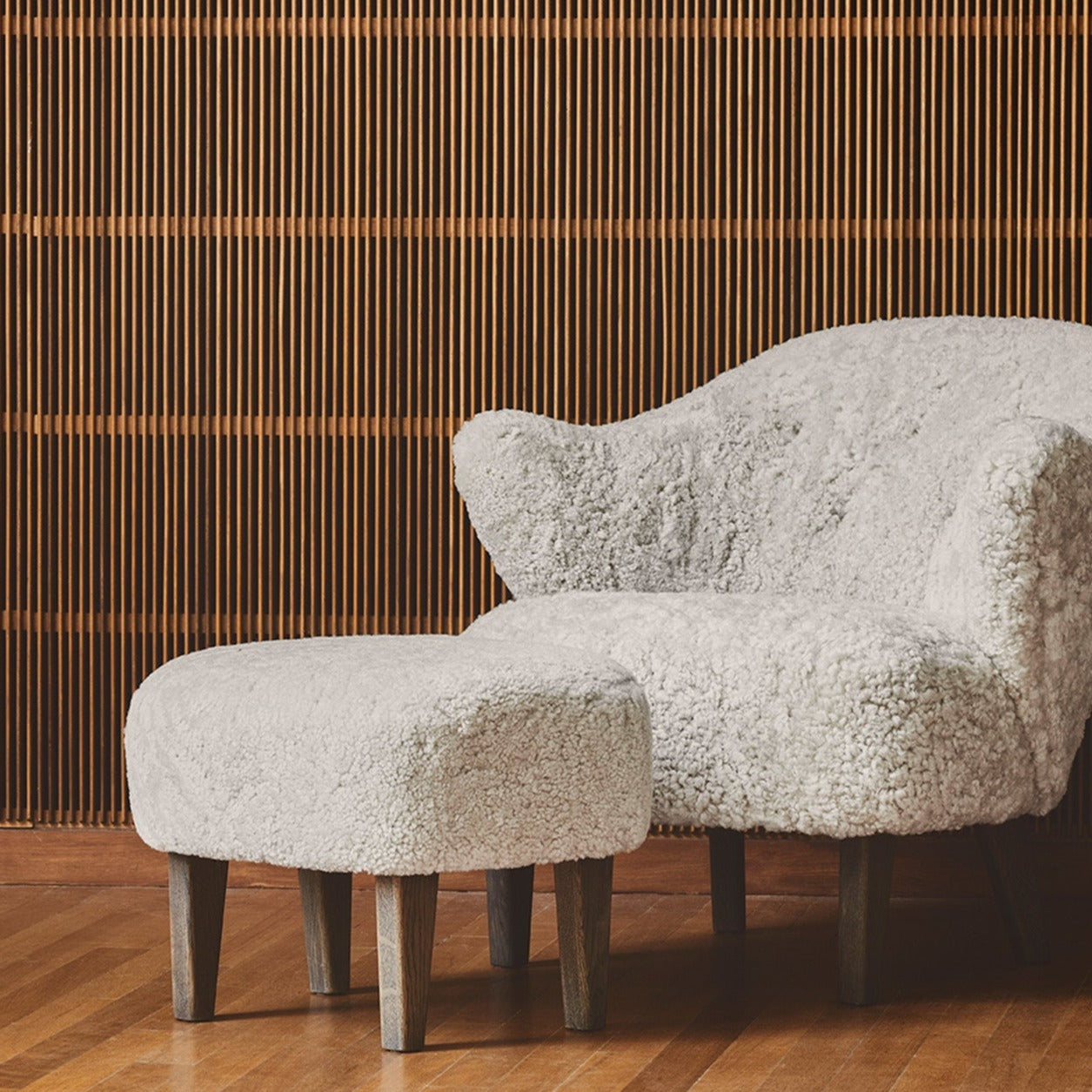 Lenestolen Ingeborg Lounge Chair fra Audo Copenhagen har et elegant formspråk som vi liker godt. Og i saueskinn, slik som originalen ble designet i 1940, blir den ekstra sjarmerende og karakteristisk!  For litt ekstra komfort anbefaler vi å bestille puffen Ingeborg også. En perfekt duo som ikke tar for mye plass!