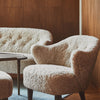 Lenestolen Ingeborg Lounge Chair fra Audo Copenhagen har et elegant formspråk som vi liker godt. Og i saueskinn, slik som originalen ble designet i 1940, blir den ekstra sjarmerende og karakteristisk!